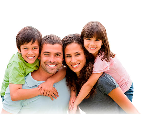 Familia junta e feliz por ter plano de saúde